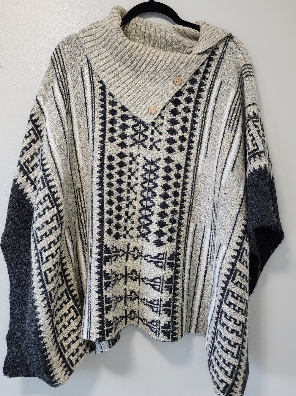 Yaira Geometric Knit Poncho Sweater O/S Black Cream